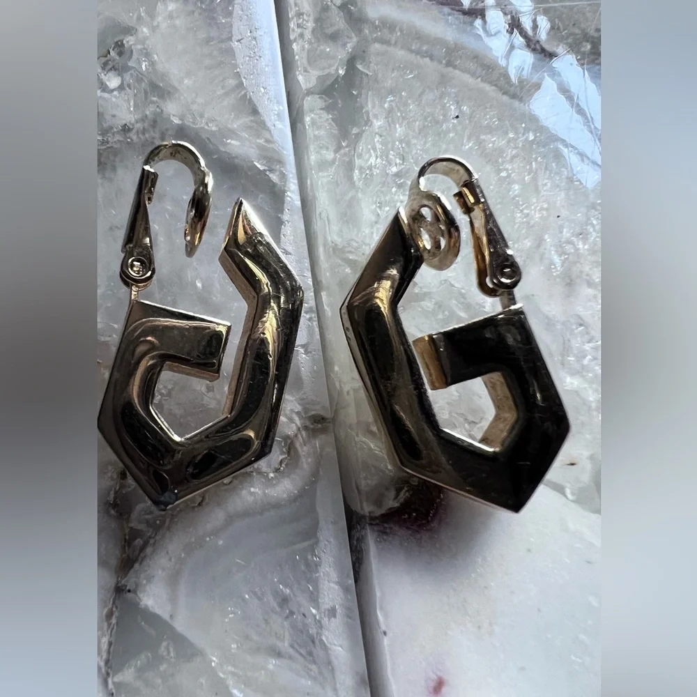 Givenchy earrings gold tone vintage initial G old money style - Picture 3 of 6